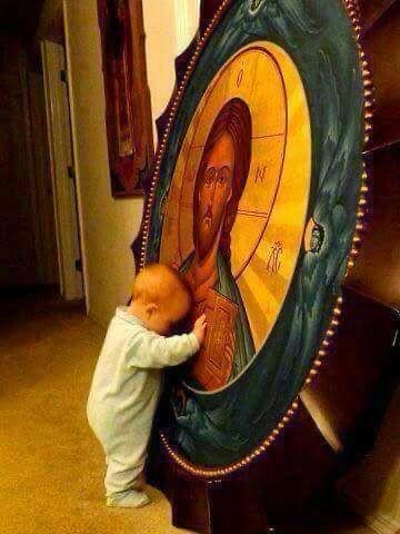 Enfant devant un Christ