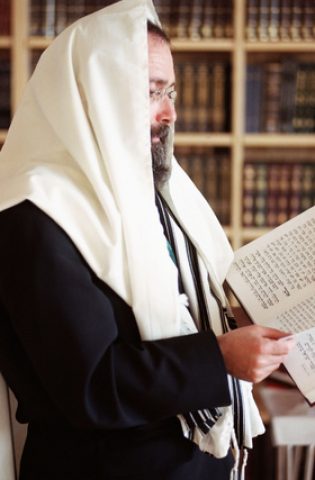 Rabbin commentant la Torah