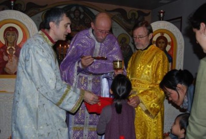 enfant recevant la sainte communion