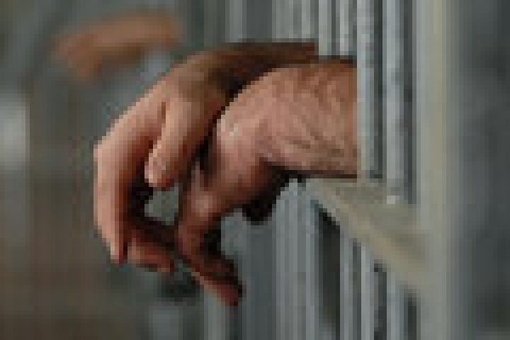 homme-en-prison-ou-prison-8707390