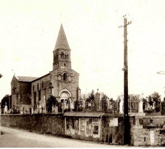 la-mairie-l-eglise-et-le-tombeau-saint-symphorien